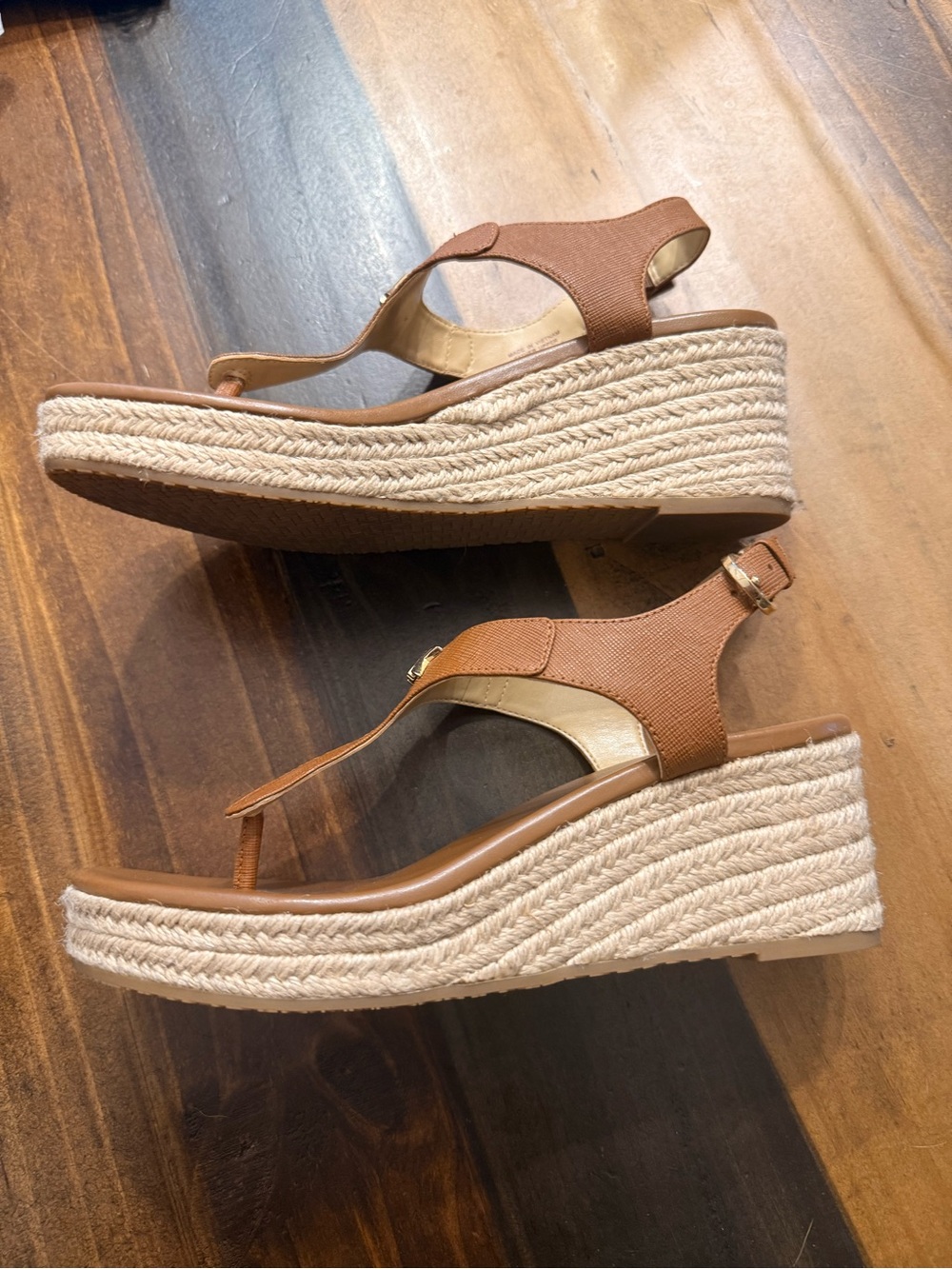 Michael Kors Tan Leather MK Logo Thong Sandals with Gold Hardware - Picture 6 of 9